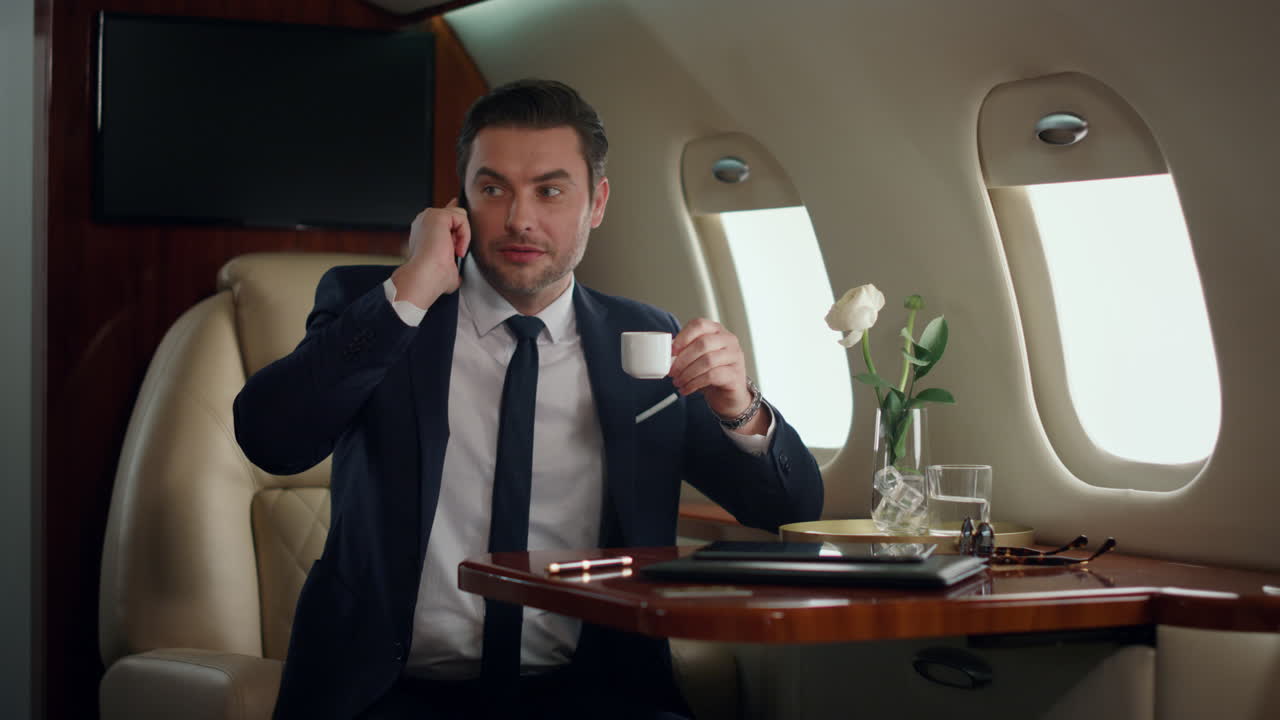 Uomo d'affari europeo che parla al cellulare. Amministratore delegato di successo che lavora in viaggio d'affari