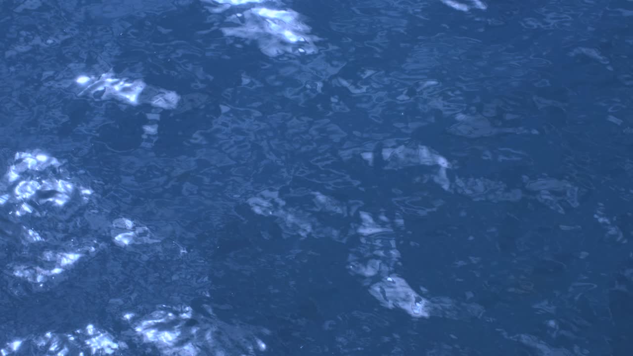 빛 반사와 함께 바다의 순수한 파란 물. 태양을 반사하는 파란 물의 표면