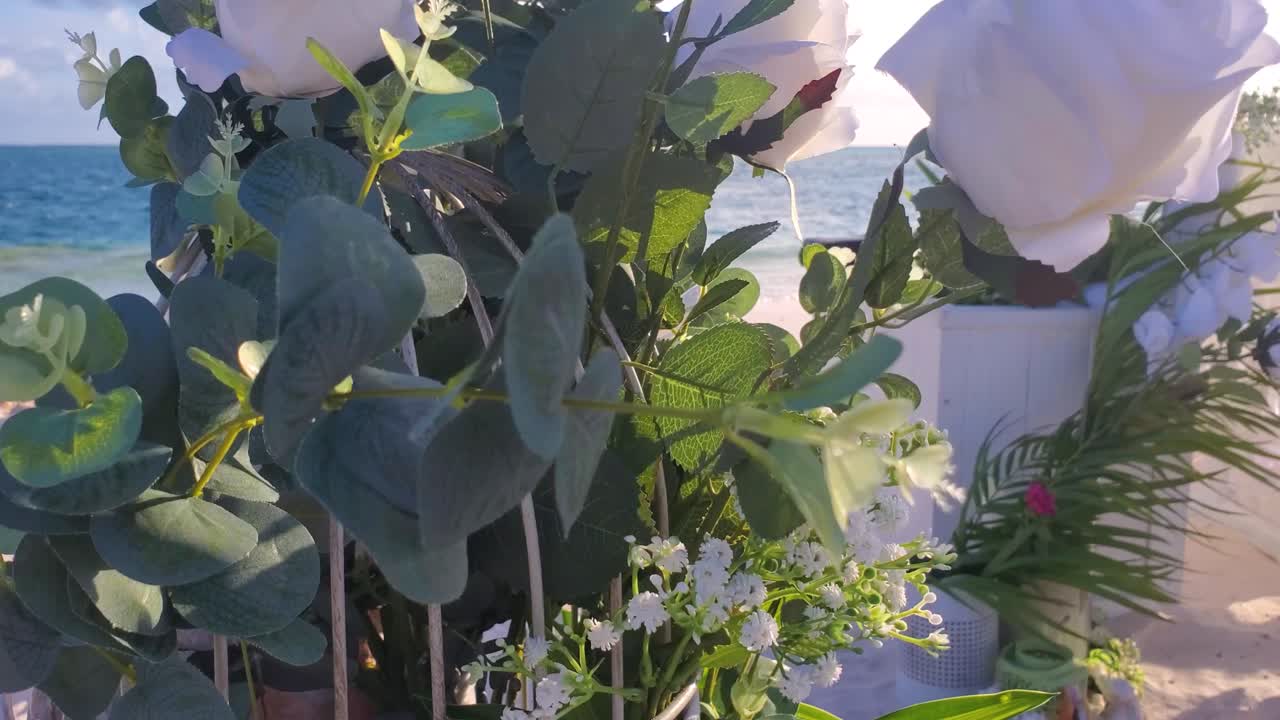 해가 지고 열대 해변 결혼식 장식 꽃과 씨와 미스 사인, 클로즈업