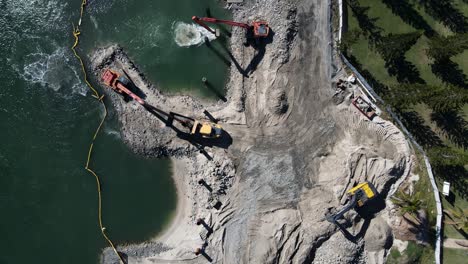 Küstenlandprojekt-Mit-Einer-Schlickbarriere,-Die-Verhindert,-Dass-Schadstoffe-In-Das-Wasser-Rund-Um-Die-Baustelle-Gelangen