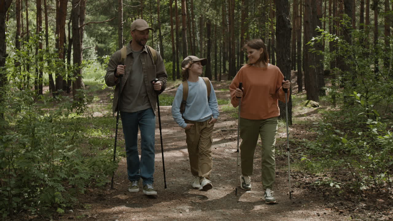 가족 들 이 숲 에서 산책 하는 것