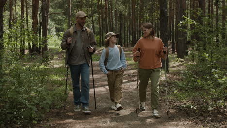 excursionismo familiar en el bosque