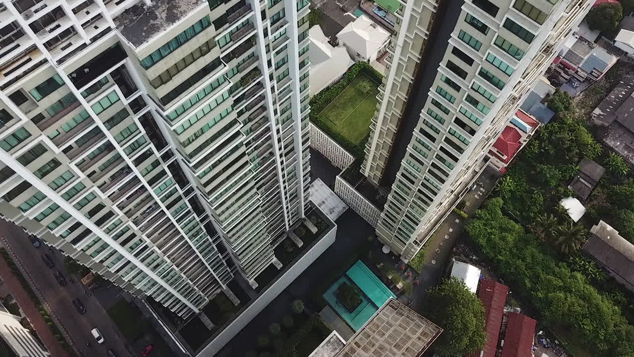 Vista aérea em ângulo alto de edifícios de apartamentos no bairro residencial de Bangkok, Tailândia