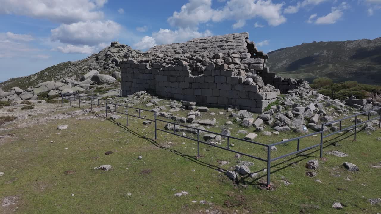 sorprendente filmación con un dron en un lugar privilegiado de la ermita de san pedro en un vuelo bajo y ascendente creando un efecto sorpresa con la estructura, el cielo y el paisaje