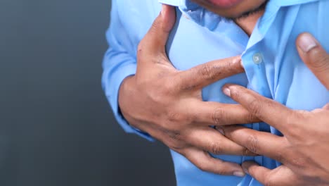 hombre con dolor en el pecho