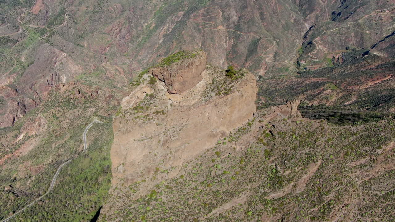 vista circular aérea en el costado del roque nublo, en un día brillante y soleado