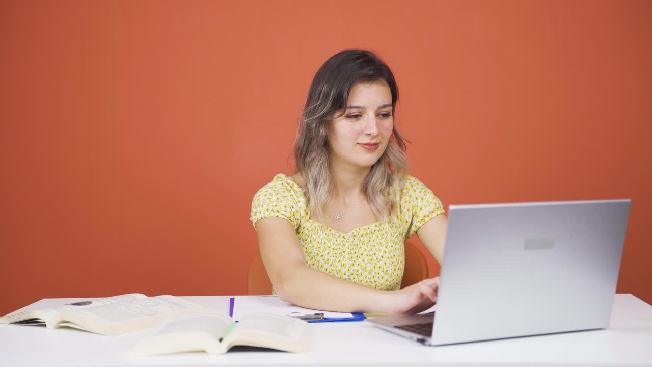 mujer joven charlando en el portátil.
