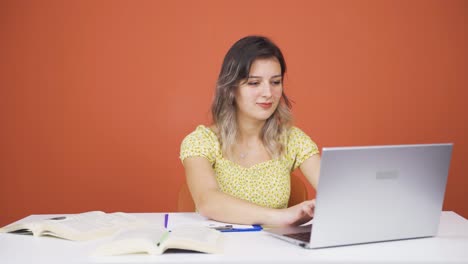 Junge-Frau-Chattet-Auf-Laptop.