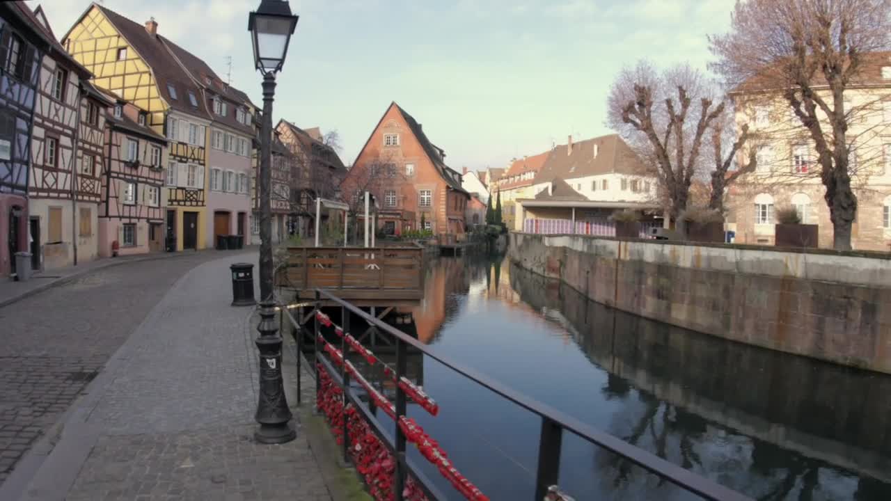 Filmato mozzafiato del canale del fiume Lauch a Colmar, con edifici storici alsaziani, riflessi di acque calme e l'atmosfera romantica dell'iconico quartiere della Piccola Venezia.
