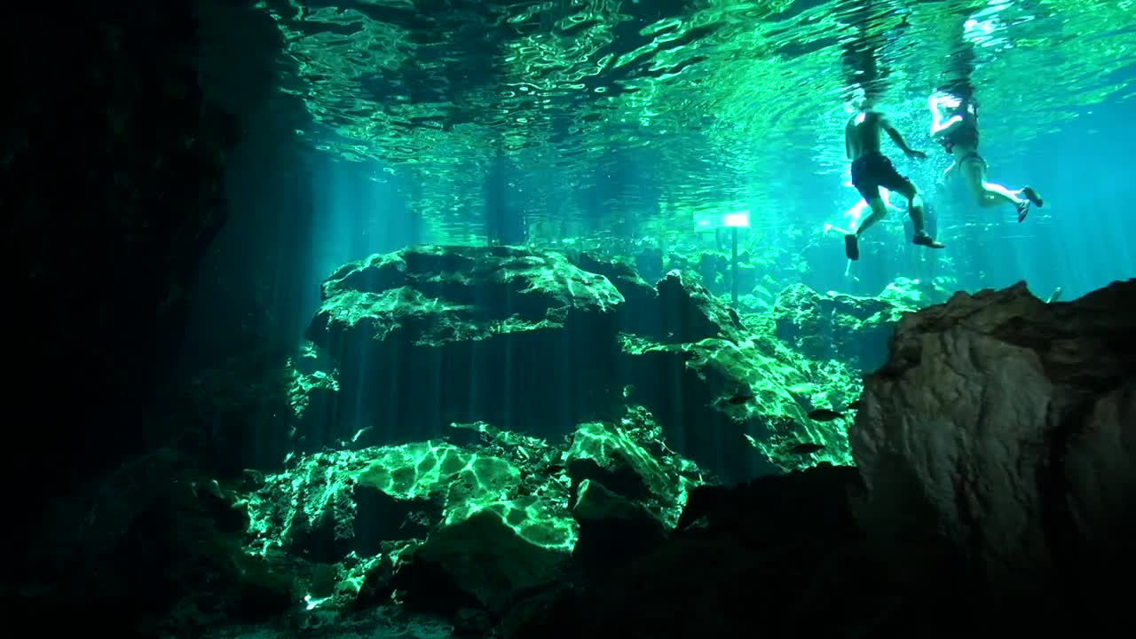 bañistas en un cenote