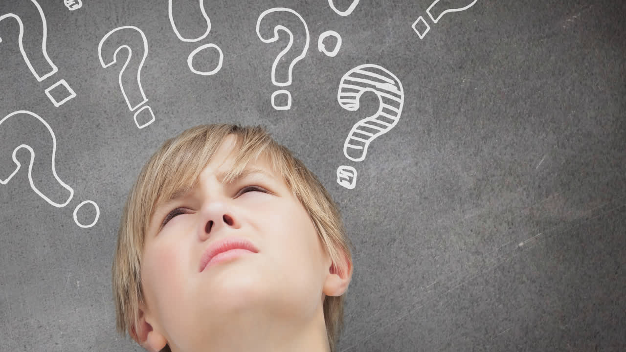 animación de un niño caucásico pensativo mirando hacia arriba, con signos de interrogación en la pizarra