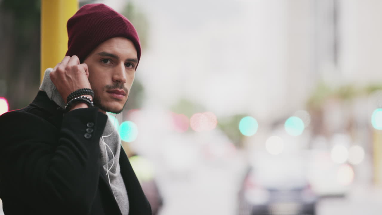 거리를  ⁇ 고 길을 찾는 것