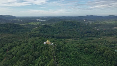 Estupa-Dorada-De-Phra-Maha-Chedi-Thep-Nithakorn-Sobre-La-Cima-De-Una-Colina-Boscosa-En-La-Provincia-De-Saraburi,-Tailandia