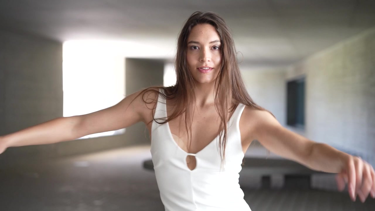 L'elegante posa di danza è splendidamente messa in mostra in un contesto architettonico moderno.