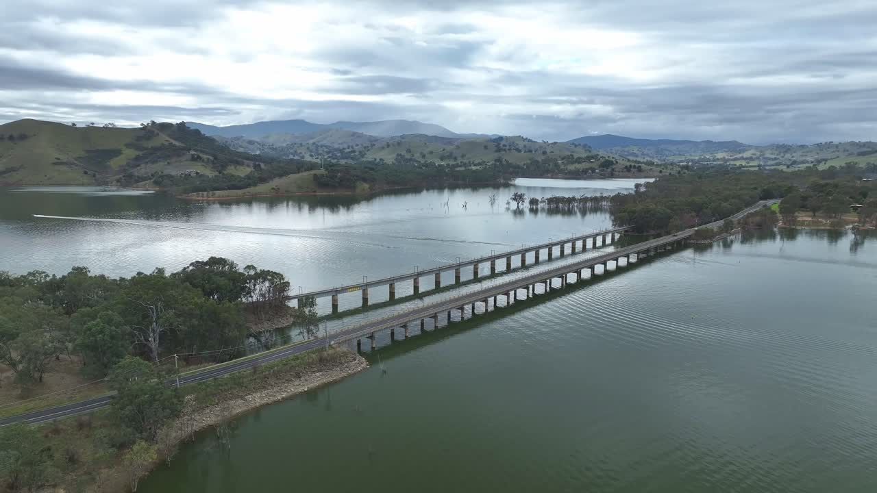 vista panorámica del puente bonnie doon sobre el lago eildon