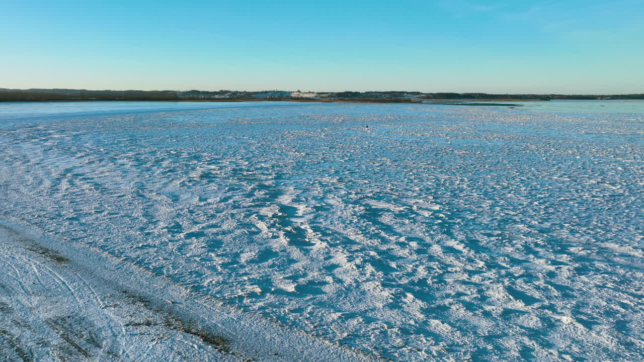 Cảnh quay drone tuyệt đẹp ghi lại sự bao la của bờ biển Baltic đóng băng ở Rewa, Ba Lan. Lý tưởng cho phim tài liệu du lịch và nội dung về khí hậu mùa đông