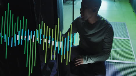 animación del procesamiento de datos sobre ingeniero informático afroamericano y servidores informáticos