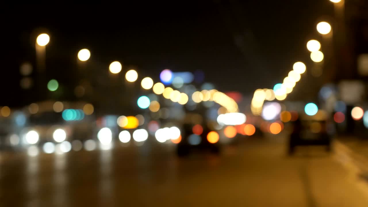 luces desenfocadas calle de los ángeles resumen. fondo borroso de la ciudad. círculos de bokeh en movimiento del tráfico nocturno.