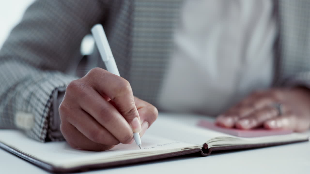 manos, escribiendo en un cuaderno