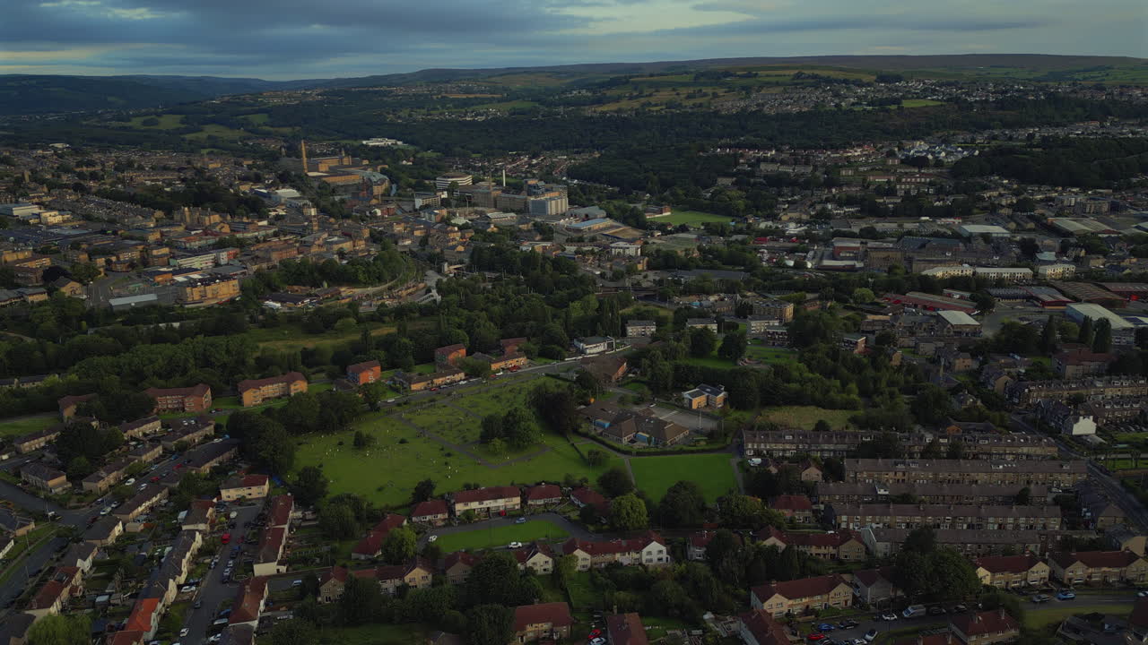 Toma de Dron Elevada de los Suburbios de Shipley Bradford