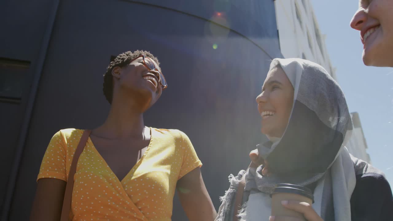 젊은 성인 여성 친구들이 함께 어울리고 있습니다.