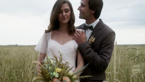 Joven-Pareja-Enamorada-En-Un-Campo-De-Otoño