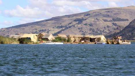 Blick-Auf-Die-Uros-Inseln-Am-Titicacasee-Von-Einem-Boot-Aus,-Puno,-Peru,-Südamerika