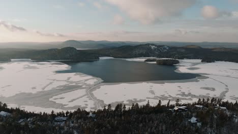 Panorama-Aéreo-Del-Lago-Congelado-Brompton-Con-Bosque-Y-Pueblo-En-Quebec,-Canadá