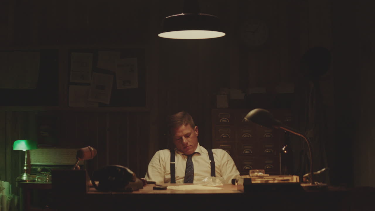 Detective assonnato alla sua scrivania