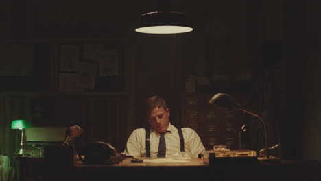 slaperige detective aan zijn bureau.