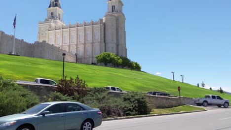 Atemberaubende-Aussicht-Von-Der-Außenseite-Eines-Tempels-In-Manti,-Utah