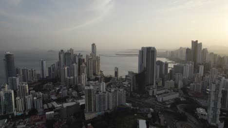 Vista-Aérea-Del-Distrito-De-Punta-Pacífica-De-La-Ciudad-De-Panamá-Con-Modernos-Edificios-De-Gran-Altura-Y-Paisajes-Costeros.