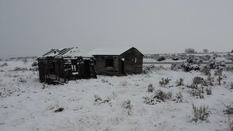 antiguo edificio rústico abandonado en la nieve