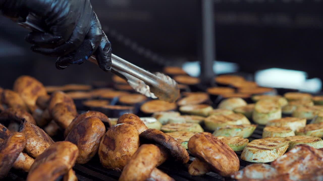 verduras a la parrilla y setas en una barbacoa