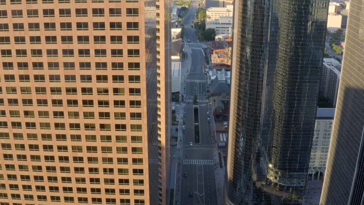Veduta aerea del centro città con grattacieli e strade