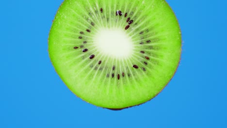 con una rebanada redonda de jugo de kiwi fresco goteando.