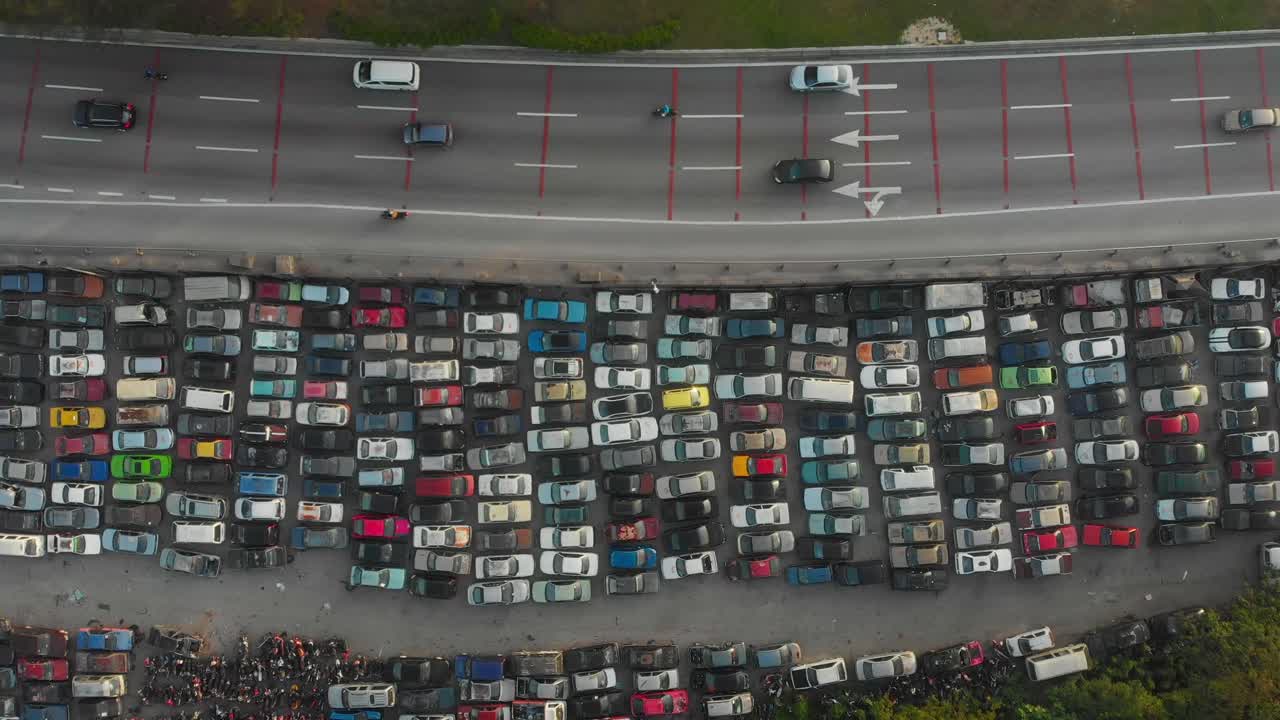 depósito de chatarra con viejos coches rotos junto a la autopista en kuala lumpur, aérea
