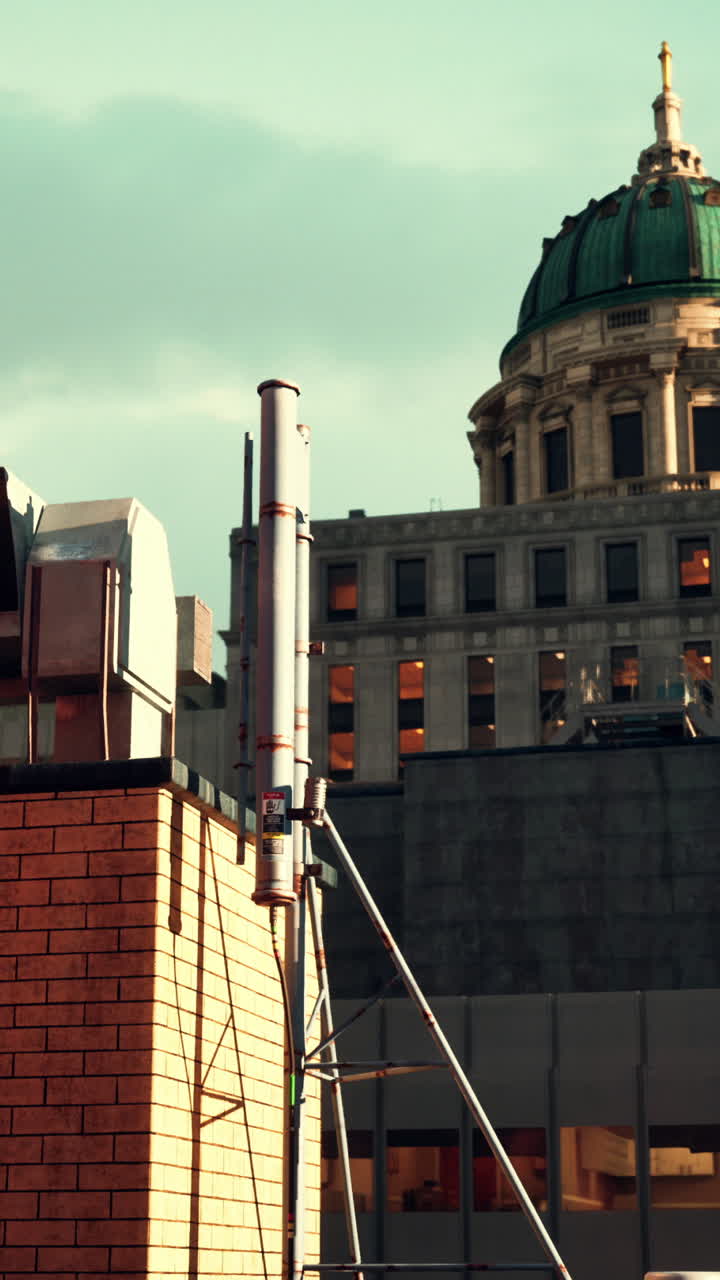 Una vista di una città con un edificio a cupola verde sullo sfondo