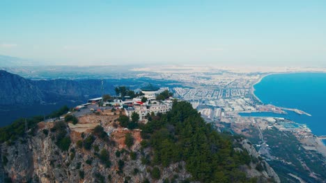 4K-Drohnenvideo-Einer-Tunektepe-Teleferik-Kabelstation-Auf-Dem-Gipfel-Des-Hügels-Mit-Den-Bergen-Im-Hintergrund