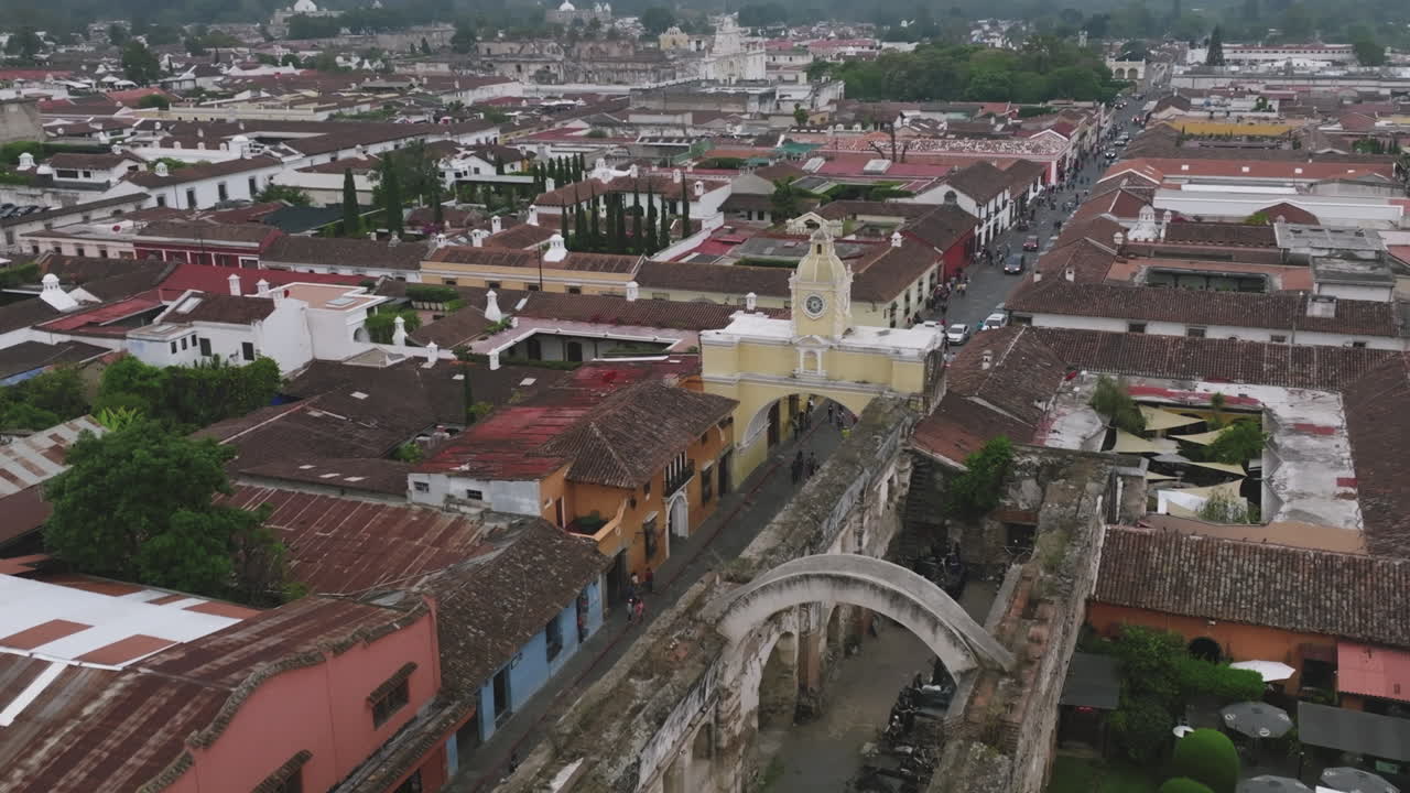 Riprese aeree lente in volo verso il famoso arco di Antigua, Guatemala.