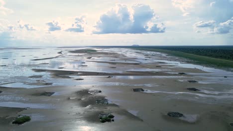 Luftflug-über-Den-Rand-Des-Tonle-Sap-Sees-Während-Der-Regenzeit,-Der-Den-Niedrigen-Grundwasserspiegel-Zeigt