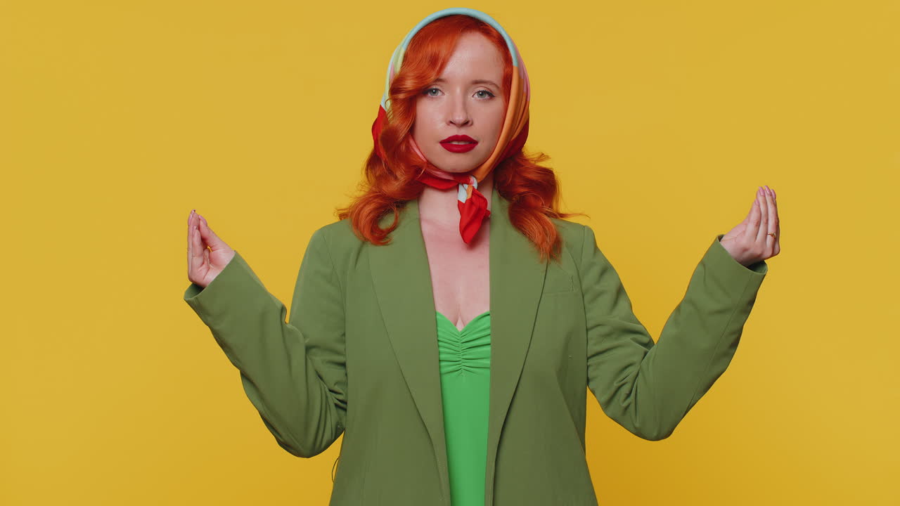 소녀는 무드라 몸짓으로 깊이 숨을 쉬고, 눈을 감고, 집중된 생각으로 명상하고, 평화롭습니다.