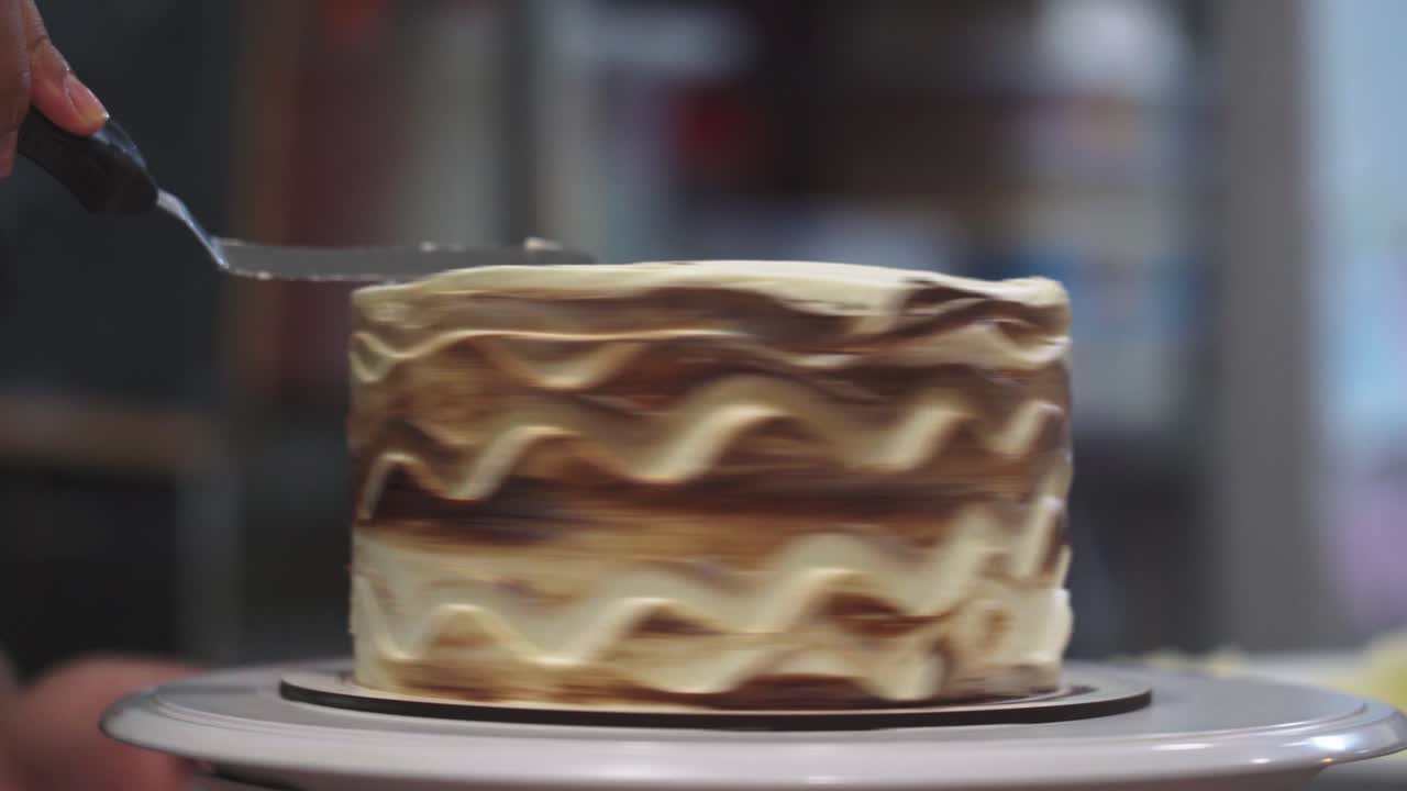 Chef anonimo che sistema una torta dolce