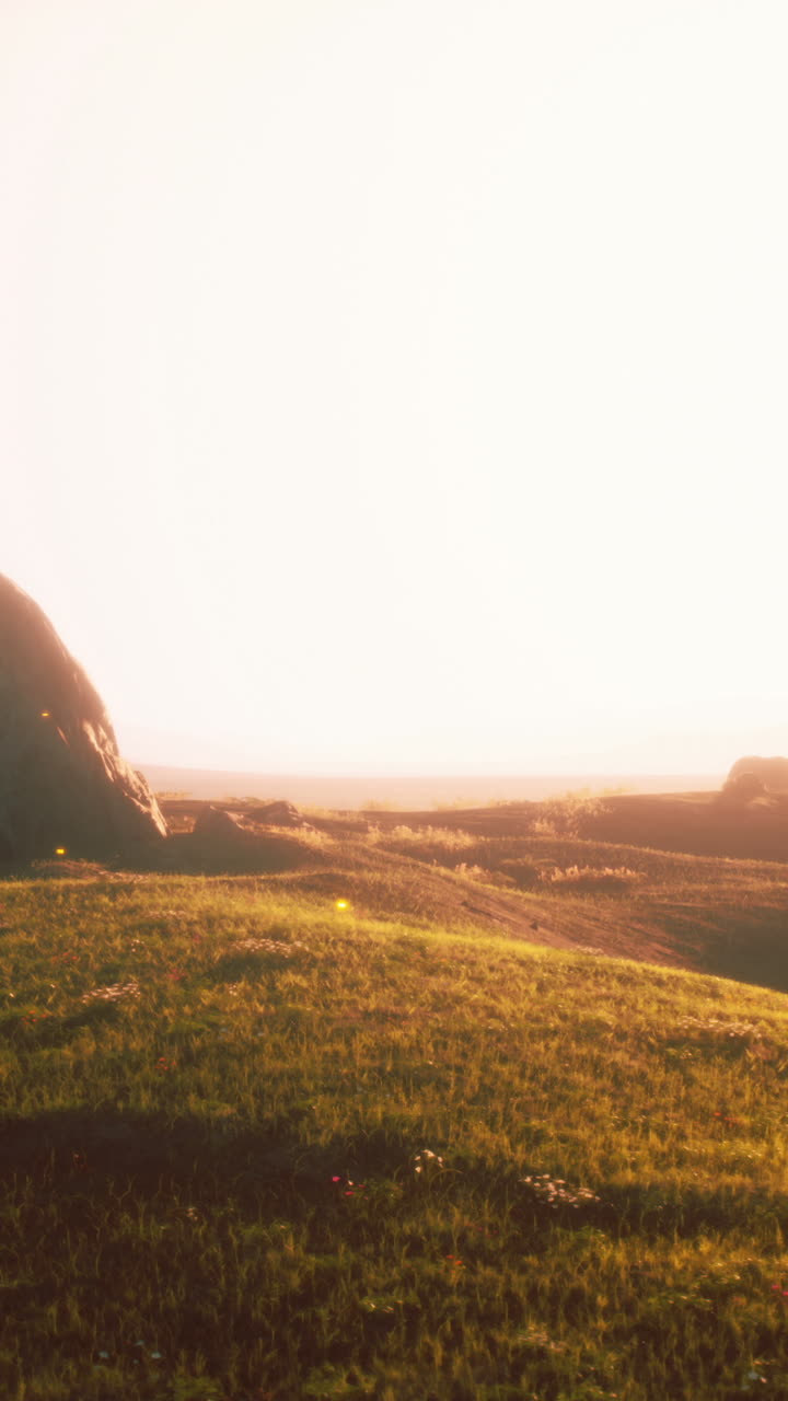 굴곡 한 언덕 들 이 있는 조용 한 해 가 지는 풍경