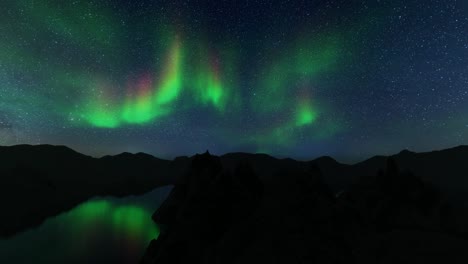 luces del norte en fondo azul. paisaje del norte. paisaje colorido de la noche. paisaje de la naturaleza. tromso, noruega. nieve de invierno. 4k