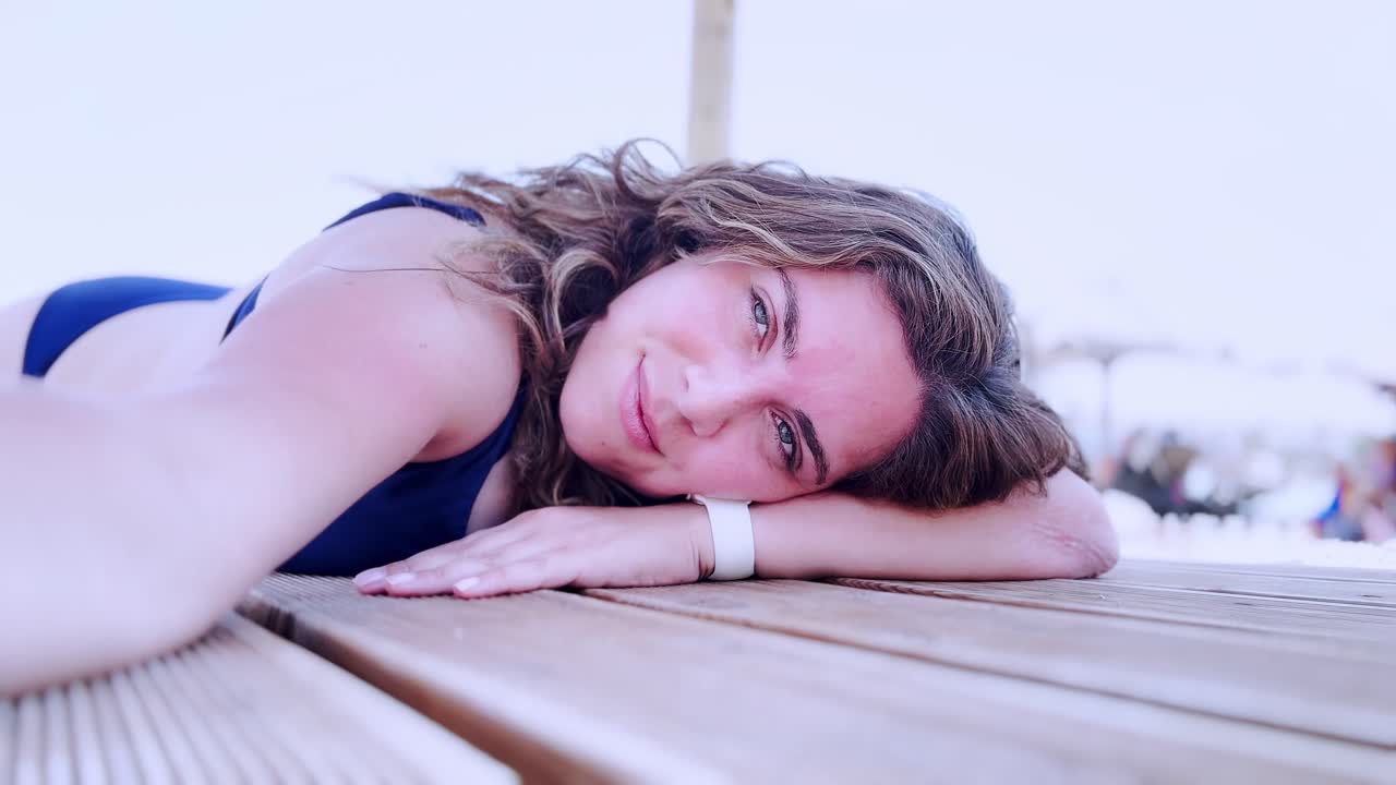 Donna in vacanza a Il Pireo, Grecia, che si rilassa in spiaggia