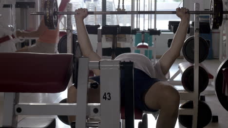 hombre haciendo ejercicio de press de banca en el gimnasio