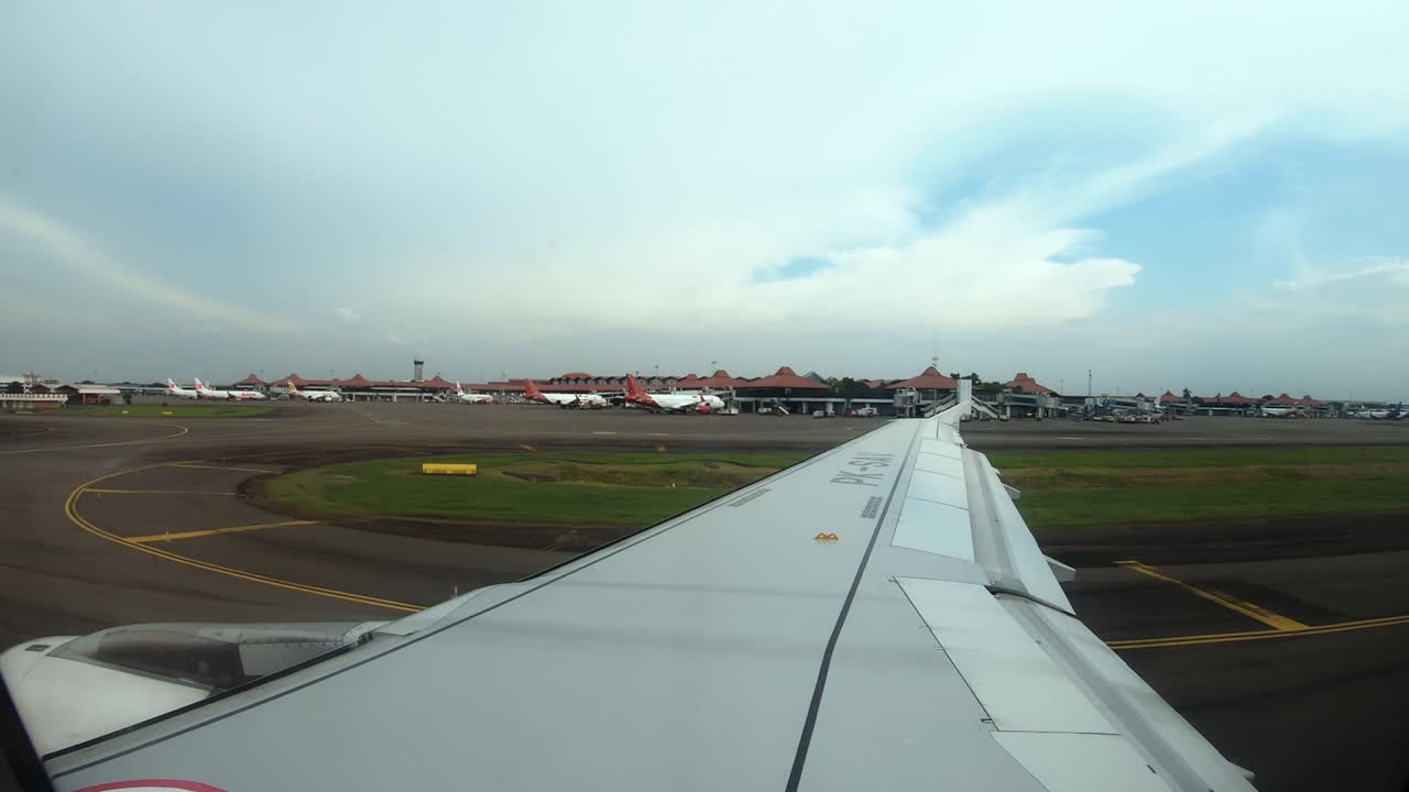 vista desde la ventana de la aeronave a la pista