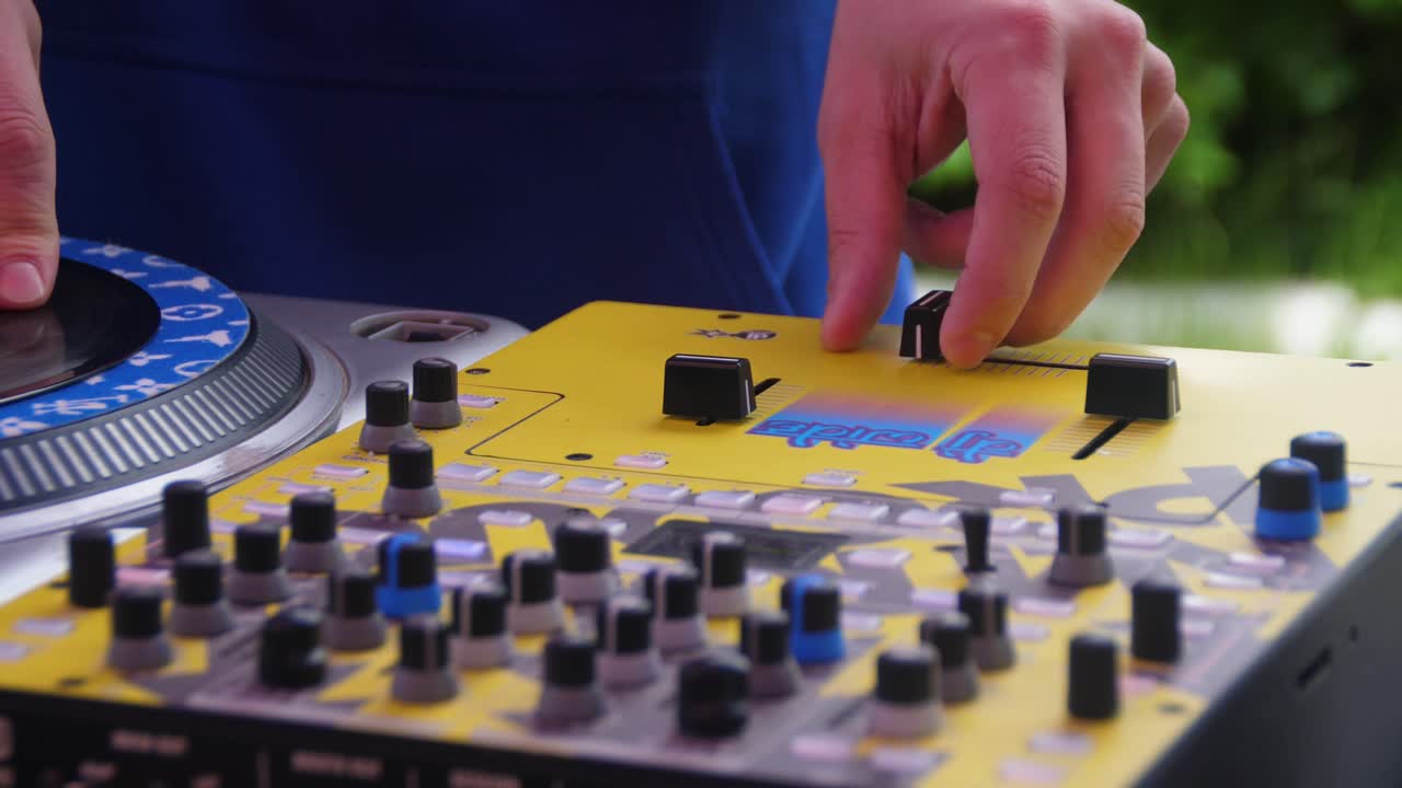 DJ actuando en vivo