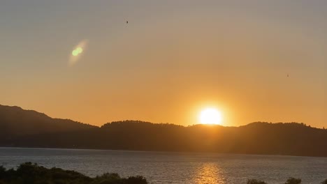 puesta de sol de verano en la costa del mar atlántico, paisaje marino y vistas a la montaña